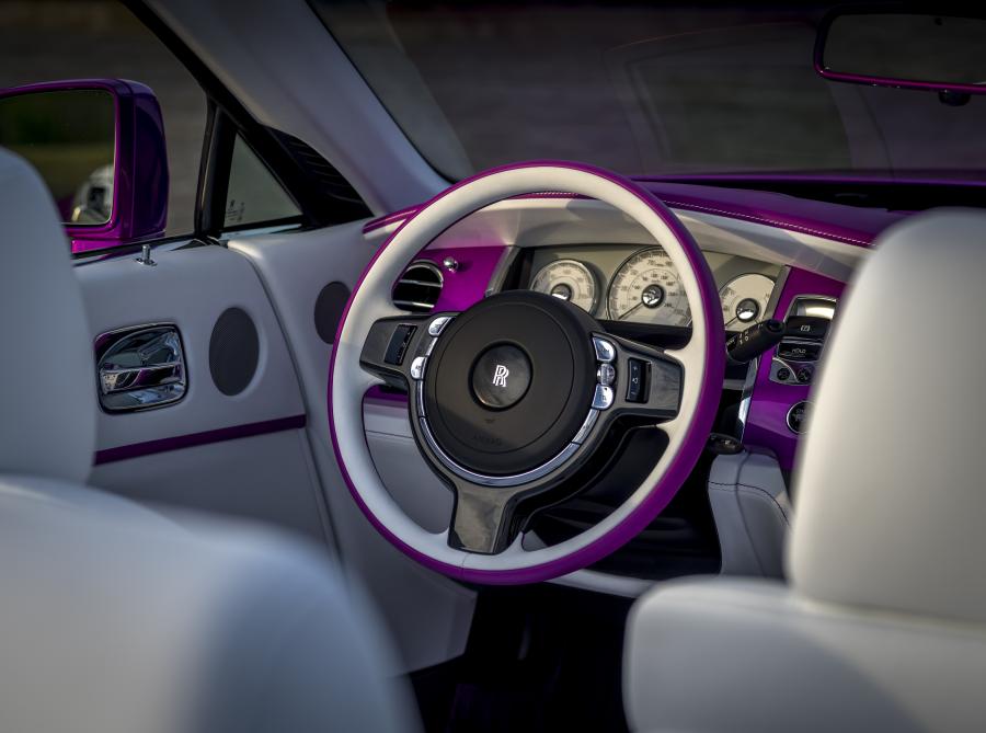 Интерьер Rolls-Royce Dawn in Fuxia 2017 года  (фото 8 из 14)